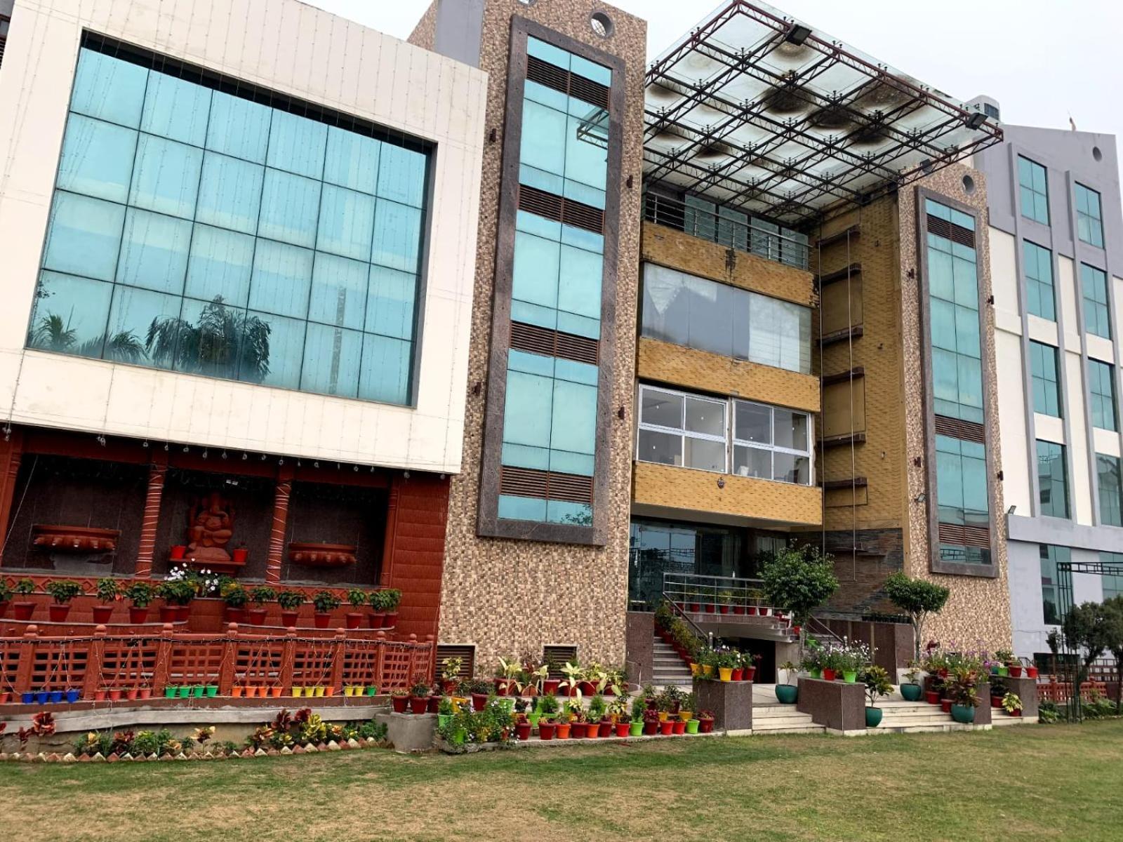 Hotel Lake View Grand 러크나우 외부 사진